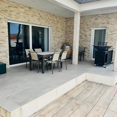 Villa Familiale Avec Piscine En Bord De Garrigue *